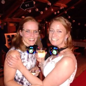 Silent Disco geschikt voor: – bijzonder verjaardagsfeest – extra activiteit bij een festival of bedrijfsfeest Je gasten horen de muziek niet over een luidsprekersysteem, maar elk over een eigen draadloze koptelefoon. Geweldig om mee te maken, hilarisch om naar te kijken. Meer informatie op onze website voor silent disco Stille Willem