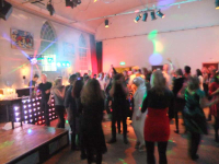 Feestdisco – groot feest vanaf 50 gasten – bruiloftsfeest zonder zorgen De muziek die jij wilt horen, verzorgd door twee ervaren dj’s. Wij zorgen voor professionele geluidsapparatuur en sfeervolle lichteffecten. De perfecte oplossing voor je bruiloft, verjaardag, promotie, bedrijfsfeest, studentenfeest, schoolfeest, buurtfeest of sportevenement.