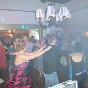 Huiskamerdisco geschikt voor: – verjaardagsfeest in je huiskamer – klein feest tot 50 gasten Voor de kleinere feesten tot 50 personen in een grote huiskamer of klein zaaltje. Onze dj neemt een kleine set geluidsapparatuur en lichteffecten mee, zodat er voldoende plek over blijft om een feestje te bouwen.