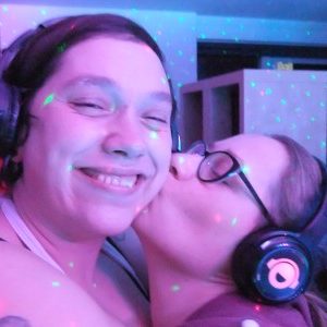 Combi Silent disco geschikt voor: – origineel bruiloftsfeest – feest op een locatie met geluidsbeperkingen We beginnen het feest met muziek via de luidsprekers, het moment waarop je gasten voornamelijk borrelen en bijkletsen. Als het tijd is om te dansen, schakelen we naadloos over op silent disco. Meer informatie op onze website voor silent disco Stille Willem